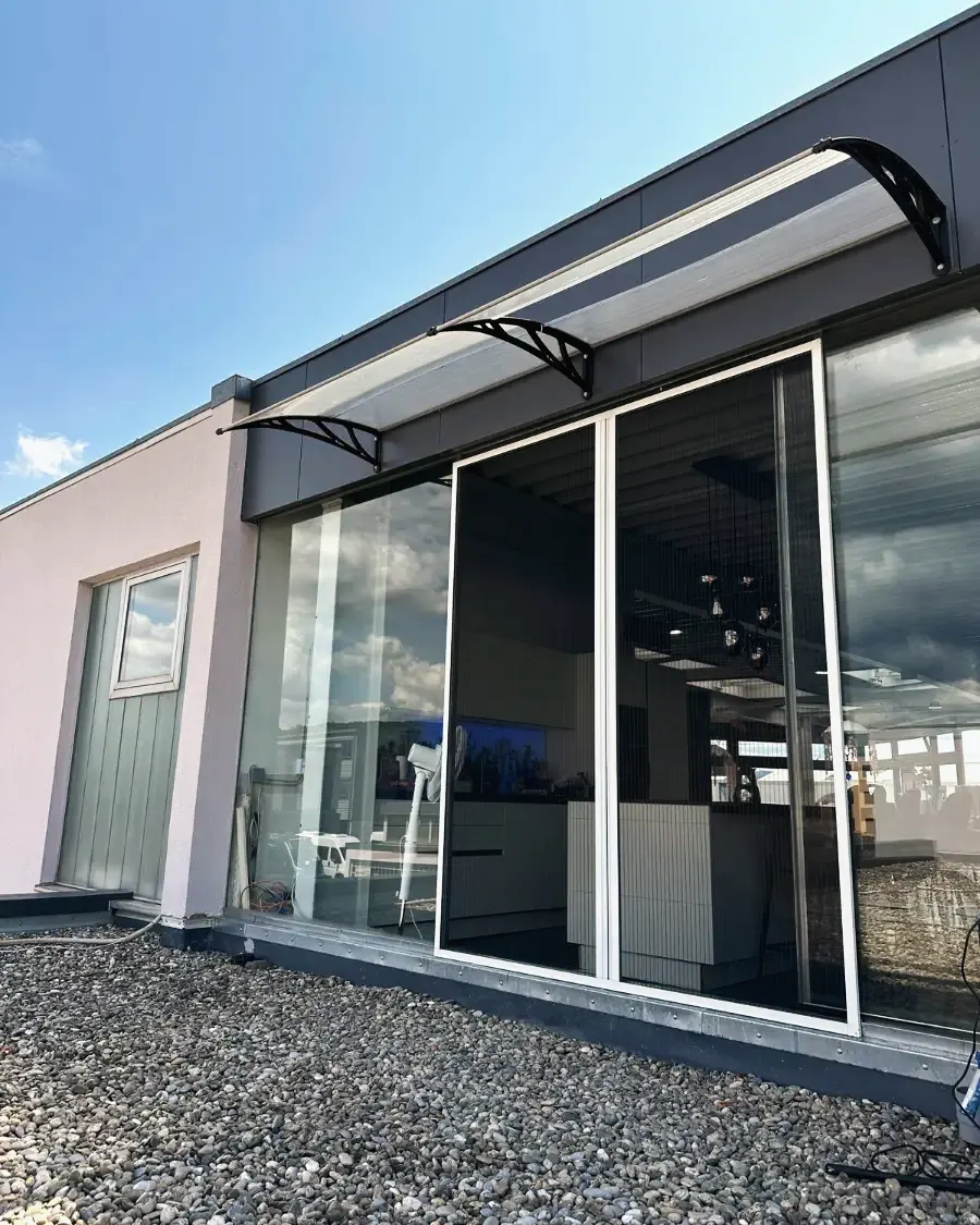 Insektenschutz an einer großen Glasfront mit Terrassenüberdachung